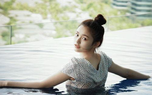 明星网红凳子图片高清壁纸