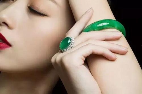 明星网红戴翡翠手镯图片,尽显奢华魅力