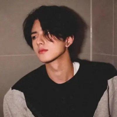 男明星网红卖货图片真实,男网红直播卖货，粉丝热情追捧