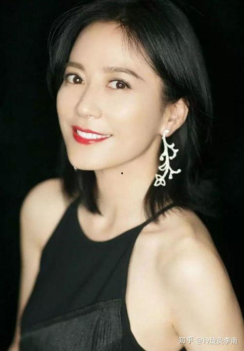 明星网红高背沙发照片女,网红高背沙发下的时尚女生日常