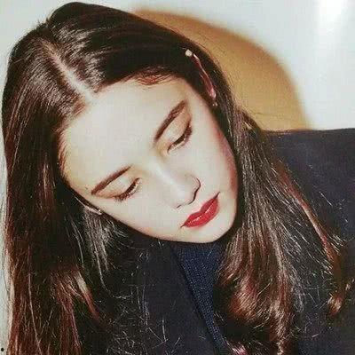 明星网红高背沙发照片女,网红高背沙发下的时尚女生日常